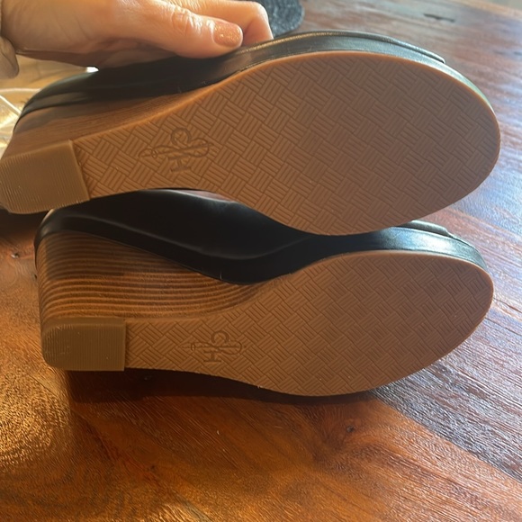 Cole Hann black wedges.  Size 6-6.5 - Picture 4 of 4